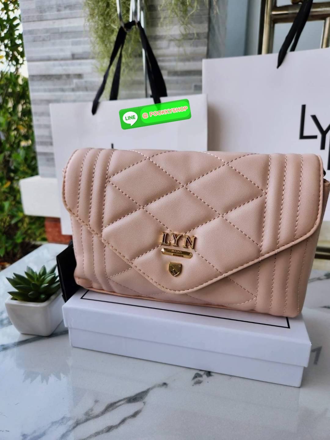 กระเป๋า Lyn สะพายข้าง คอลเล็คชั่นใหม่ มีใบลูกด้วยนะคะ สายสะพาย sport สามารถปรับระดับได้ค่ะ ด้านในใบแม่แบ่งเป็น 2 ช่องใช้งาน