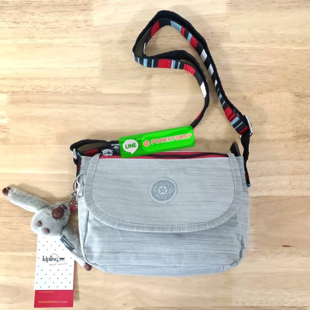KIPLING SABIAN CROSSBODY MINI BAG กระเป๋าสะพายข้าง วัสดุ Nylon & Polyester 100% ขนาดเล็กกำลังน่ารัก เปิด-ปิดด้วยฝาปิดกระดุมแม่เหล็กและซิปแบรนด์ ด้านในทีแท็กแบรนด์