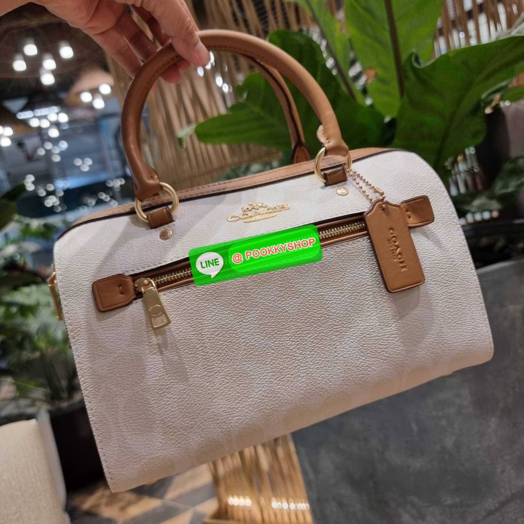 COACH CA149 ROWAN SATCHEL IN BLOCKED SIGNATURE CANVAS สีเข้าใหม่ตัวท็อปอีกหนึ่งรุ่น กับกระเป๋าทรงหมอน ดีไซน์คัลเลอร์บล็อค โทนสีตัดกันอย่างลงตัว ใช้งานง่าย ตอบโจทย์ทุกลุค ทุกสไตล์ มาพร้อมหูจับในตัว และสายครอสบอดี้ วัสดุหนังแคนวาสสลับหนังแท้ มีซิปด้านหน้า แ