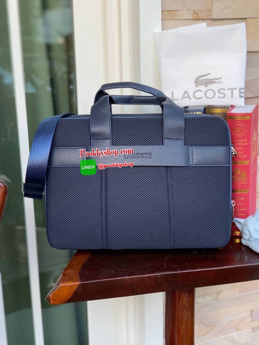 ลาคอส Men's Soft Mate Matte Full-Grain Leather Computer Bag กระเป๋าสำหรับคุณผู้ชาย ด้วยการออกแบบใหม่ เกิดผลลัพธ์เป็นกระเป๋าใส่คอมพิวเตอร์พกพาที่ดูทันสมัย ผลิตจากวัสดุ Grained leather ที่กลายเป็นกระเป๋าไอคอนที่ต้องมี ด้านนอกมีช่อง 2 ช่อง เปิดได้2ด้า