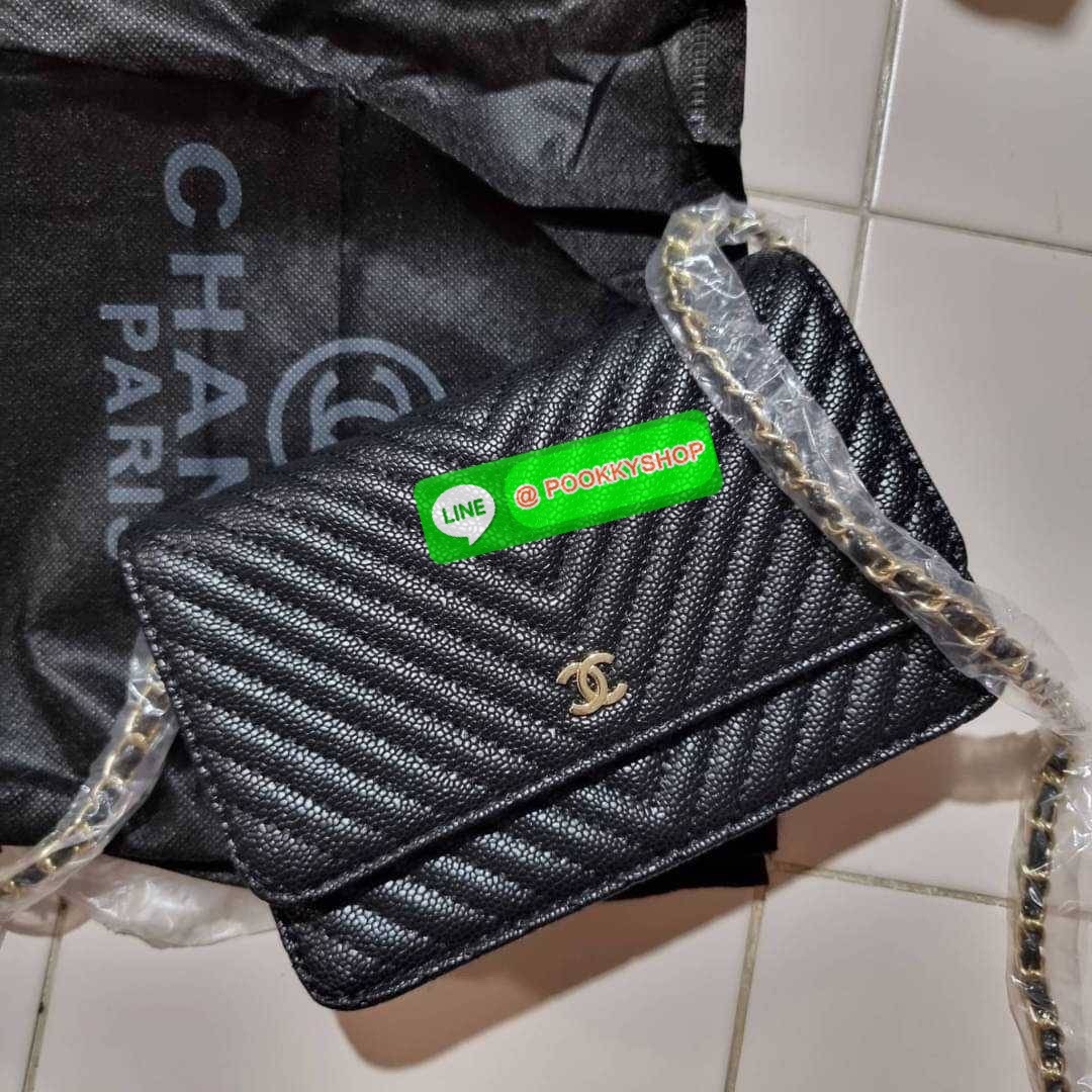 RESTOCK!! ลายวียอดฮิต Premium for gift จากแบรนด์ Chanel กระเป๋าสะพายข้างหนังลายคาร์เวีย มาพร้อมโซ่สะพายในตัว (ถอดออกไม่ได้) อะไหล่ทองเรียบหรู ดูผู้ดี้ ผู้ดี!! เปิด-ปิดกระเป๋าด้วยกระดุมแม่เหล็ก ภายในกระเป๋าเป็นช่องโล่ง มีช่องแยก 1 ช่อง ช่องซิปกลางอีกช่อง ส