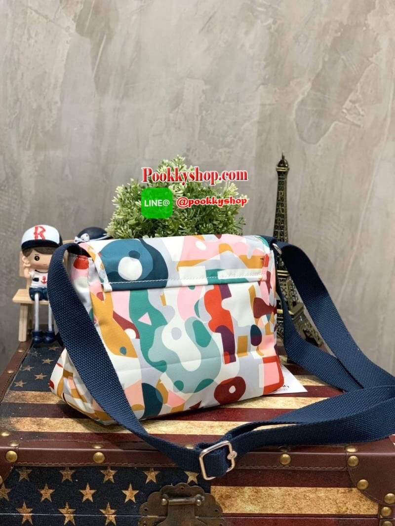 Kipling Sabian Shoulder Bag จาก Disney Frozen Series Collection วัสดุ Polyester ทรงครอสบอดี้ สไตล์สุดฮิตกับการใช้งานที่ง่าย หยิบจับของได้อย่างสะดวกสบาย เปิดปิดด้วยกระดุมแม่เหล็กและซิปด้านใน เพิ่อความปลอดภัย ลายผ้าบุด้านในดูมีดีเทล สายสะพายปรับได้ฟรีไซส์ ป