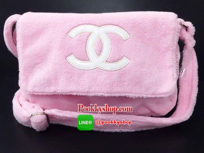 BEST SELLER! Chanel Beaute Crossbody Bag Gift With Purchase (GWP) กระเป๋าสะพายรุ่นฮิตพรีเมี่ยมกิ๊ฟของเเท้จาก Chanel Cosmetic Counter รุ่นแนะนำวัสดุขนวูฟหนานุ่มตัดโลโก้แบรนด์หนังแก้วสวยโดดเด่น น้ำหนักเบา เปิดปิดด้วยฝาปิดกระดุมแม่เหล็ก ขนาดกำลังดีสามารถใส่
