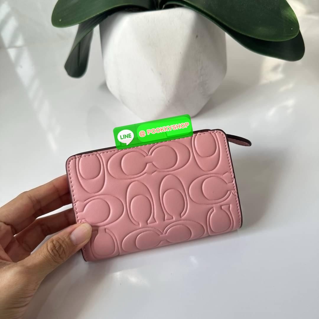 Coach Medium Corner Zip Wallet With Signature Leather 🔖กระเป๋าตังใบกลาง คอลเลคชั่นใหม่ หนังนิ่ม ลายC นูน สวยมาก 🔖วัสดุ: หนังแท้ 🔖เปิด - ปิดแบบกระดุม มีช่องใส่แบงค์ ใส่ธนบัตรได้ทุกชนิด ช่องใส่บัตร ใส่เหรียญ