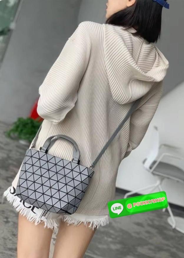 💕BAO BAO ISSEY MIYAKE MATTE CRYSTAL SMALL TOTE เป็นกระเป๋าทรงโท้ทที่มีความพิเศษด้วยการออกแบบแผ่นสามเหลี่ยมแบบใหม่จัดเรียงต่อกันในแนวตั้งเสริมกระเป๋าให้ดูหรูหรา ทันสมัย และดูมีเอกลักษณ์เป็นของตัวเอง อีกทั้งยังมีโครงสร้างฐานตาข่าย นอกจากช่วยให้กระเป