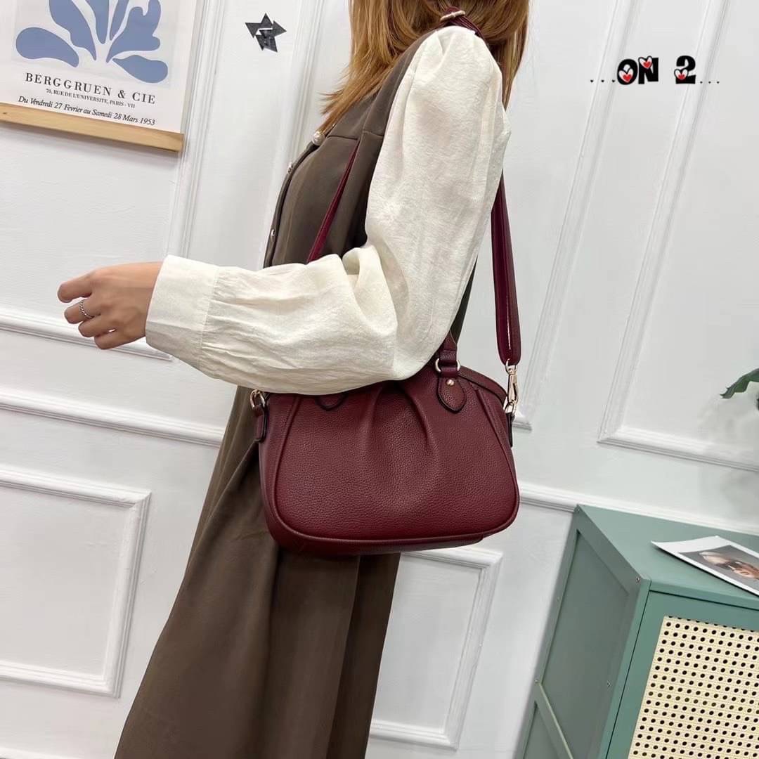 5950 กระเป๋าสะพายข้าง ทรง LV วัสดุตัวกระเป๋าทำจากหนังผสมอย่างดี อะหลั่ยสีทอง ด้านบนเป็นปากซิป ด้านหลังมีช่องซิป มาพร้อมสายยาวเป็นหนังผสมสีเดียวกับตัวกระเป๋า