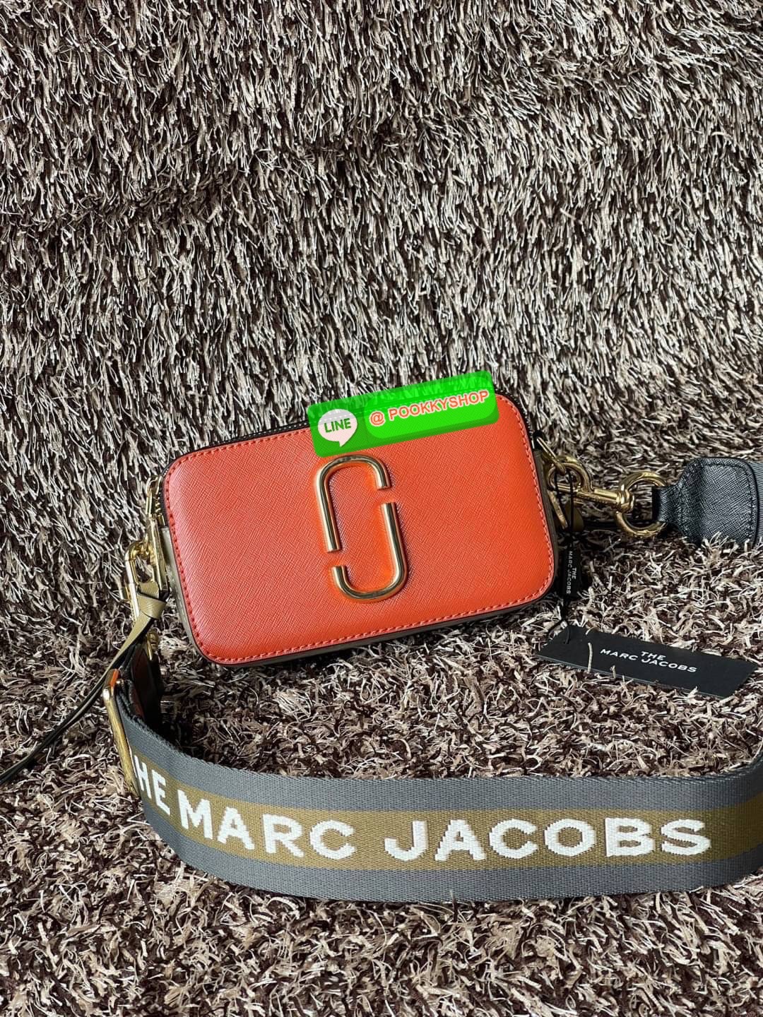 Marc Jacobs Snapshot Bag กระเป๋าแบรนด์ดังจากสัญชาติอเมริกัน นับได้ว่ารุ่นนี้เป็นรุ่นทรงฮิตของ marc jacobs เลยทีเดียว โดยด้านหน้ากระเป๋าจะเป็นโลโก้แบบโลหะที่เป็นสัญลักษณ์ของแบรนด์นี้ มาพร้อมสายสะพายที่จะสะพายยังไงก็ดูโดดเด่น เพราะขนาดใหญ่ที่สกรีนตัวอักษร m