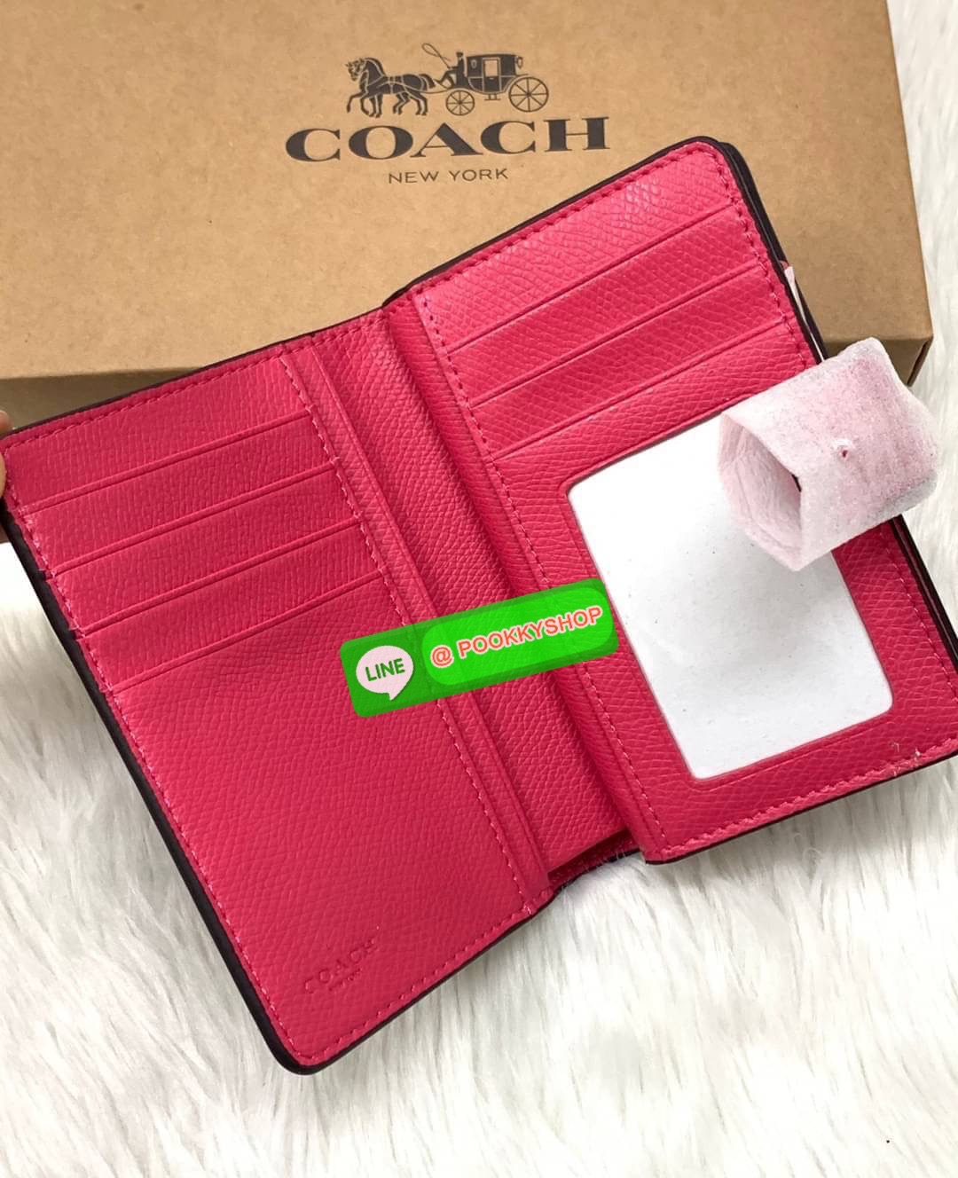 COACH MEDIUM CORNER ZIP WALLET IN SIGNATURE CANVAS ((53562)) 💋กลับมาอีกครั้งค่ะ! กระเป๋าเงินใบกลางหนัง pvc canvas สวยงามค่ะ เปิดปิดช่องหลักด้วยกระดุมภายในมีช่องเสียบบัตรได้ถึง10ช่อง ช่องใส่ธนบัตรหนึ่งช่อง; และช่องซิปสำหรับใส่เหรียญอีกสองช่อง แยกสั