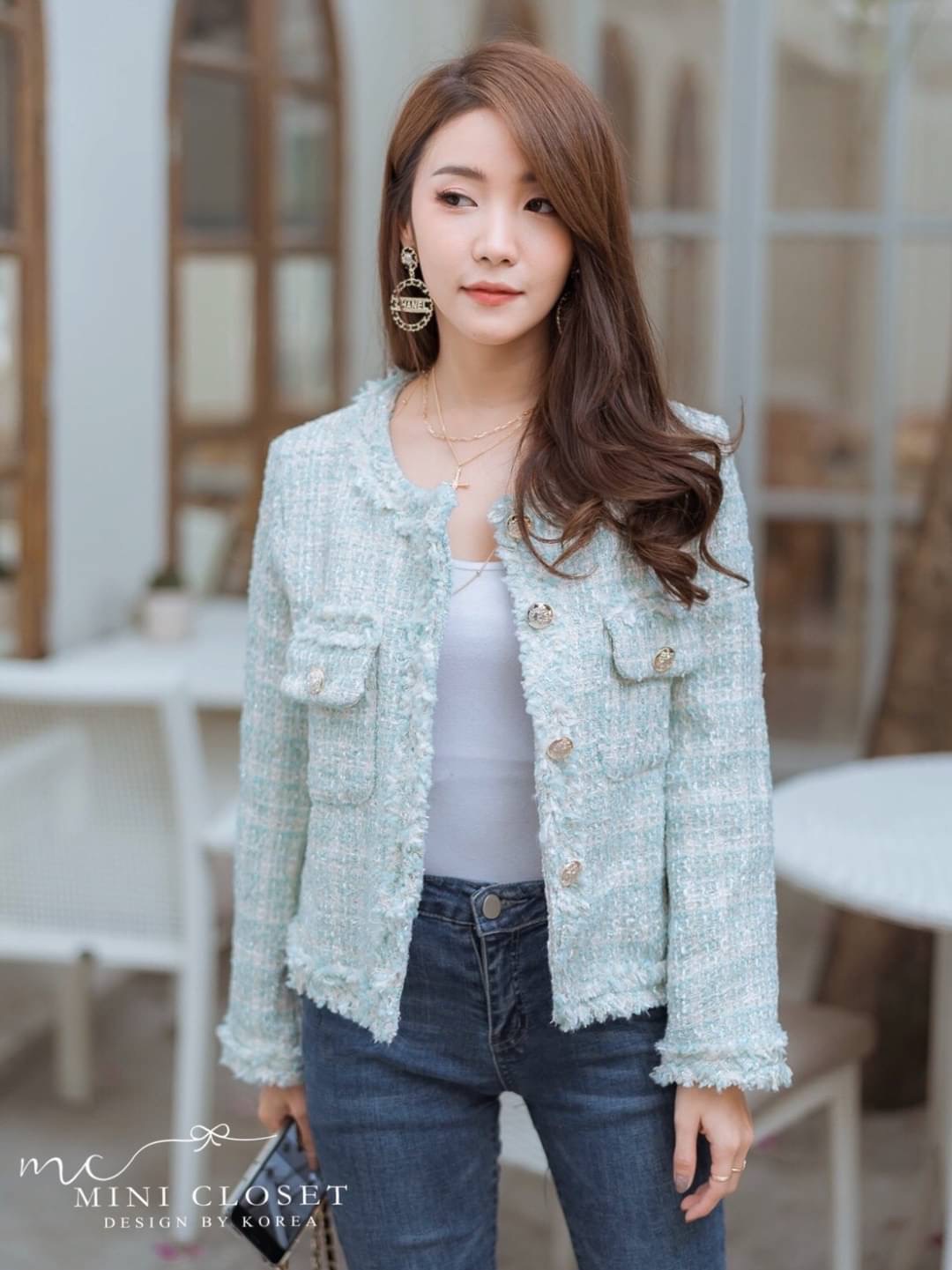 ดูดี สไตล์เกาหลีสุด ห้ามพลาดเลยนะคะ น่ารักมาก สตรีทได้ คุณนายด้วย เสื้อคลุมผ้าทวีตผ้าดีงานตัดเย็บเริ่ด ดีไซน์กระเป๋าซ้ายขวา ซับในทั้งตัว กระดุมทอง #ต้องมีค่ะ