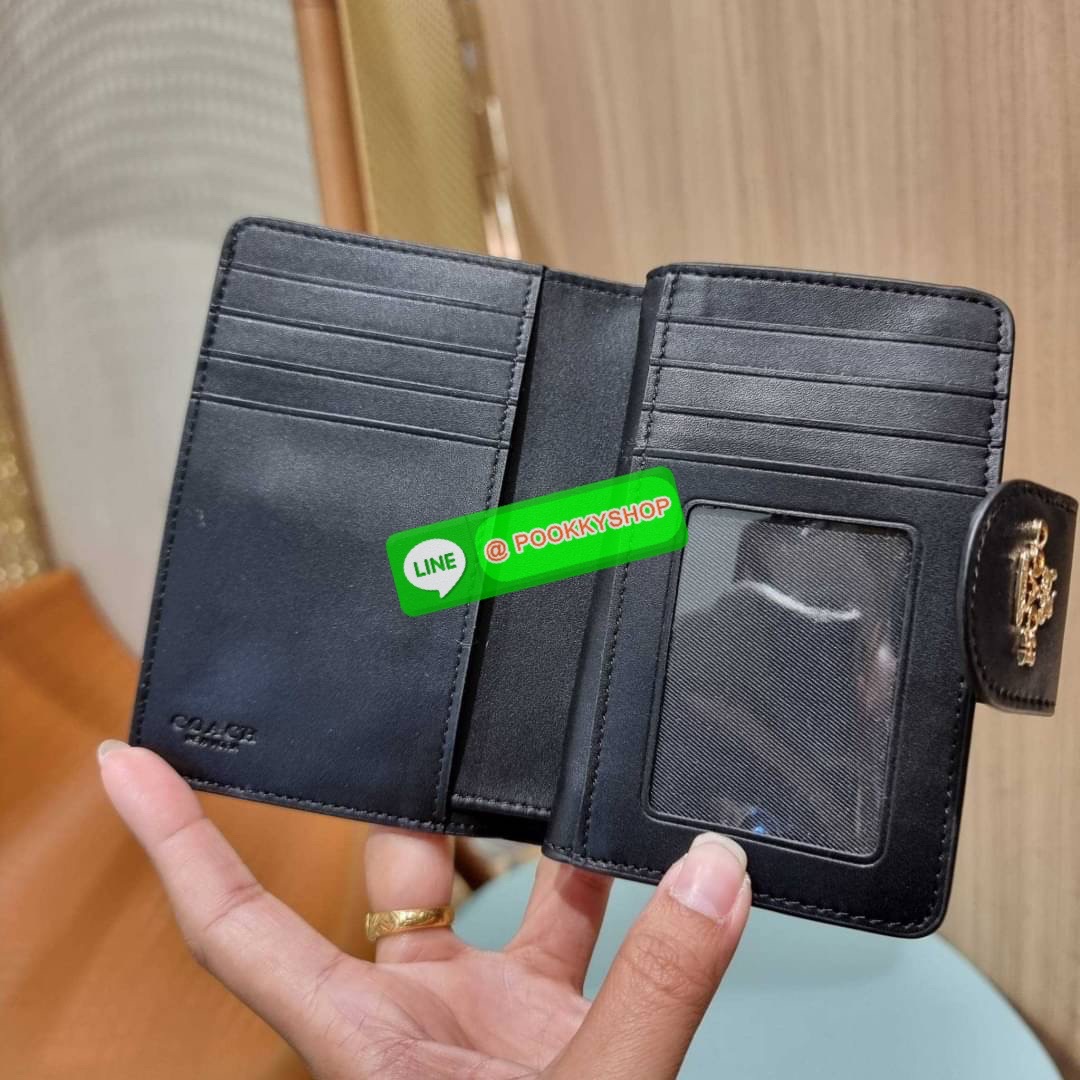 COACH C5896 MEDIUM CORNER ZIP WALLET IN SIGNATURE LEATHER คอลเลคชั่นใหม่งานหรู งานดูแพง จัดให้เลย!! กระเป๋าสตางค์ใบกลาง ดีไซน์ใหม่ สุดหรู แค่เห็นก็ต้องเลิฟ ถือใช้ขับผิวทุกสี วัสดุหนังแท้ปั๊มลายนูนสวยคม ภายในมีช่องใส่บัตร ใส่ธนบัตรได้ครบ และมีช่องซิปแยก ใบ