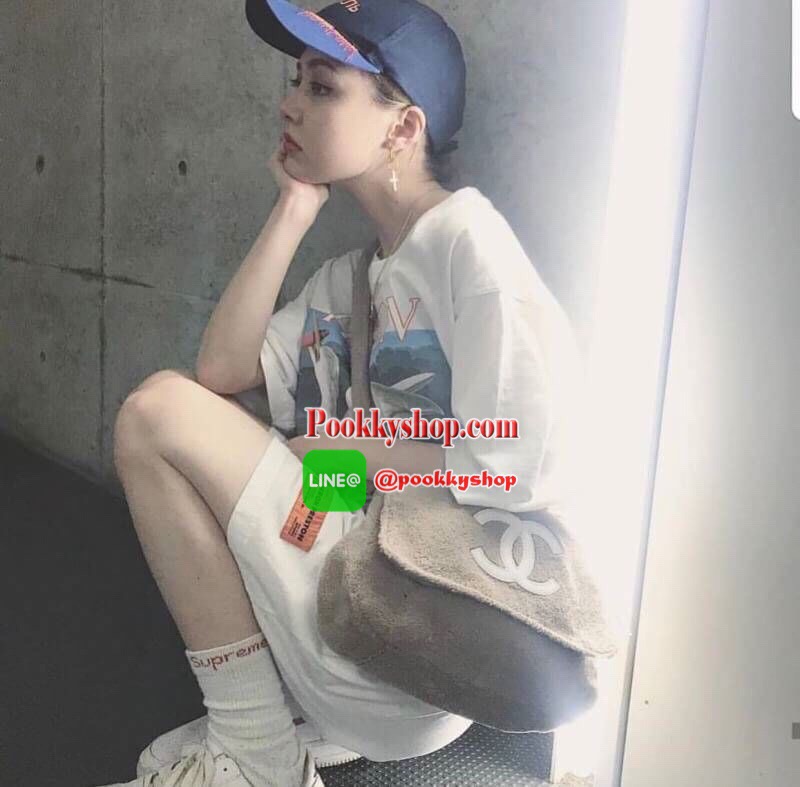 BEST SELLER! Chanel Beaute Crossbody Bag Gift With Purchase (GWP) กระเป๋าสะพายรุ่นฮิตพรีเมี่ยมกิ๊ฟของเเท้จาก Chanel Cosmetic Counter รุ่นแนะนำวัสดุขนวูฟหนานุ่มตัดโลโก้แบรนด์หนังแก้วสวยโดดเด่น น้ำหนักเบา เปิดปิดด้วยฝาปิดกระดุมแม่เหล็ก ขนาดกำลังดีสามารถใส่