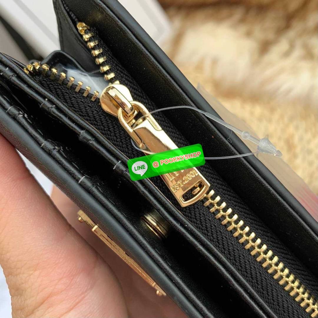 Lyn Wallet กระเป๋าตังLYN ขนาดใบกลาง ด้านหน้าติดโลโก้แบรนด์ ด้านในมีช่องใส่บัตร8ช่อง ช่องใส่ธนบัตรและช่องซิบแยกใส่เหรียญ ตัวจับซิบปั๊มแบรนด์ ใครกำลังมองหากระเป๋าสตางค์สีเรียบๆชิคๆแนะนำค่ะ