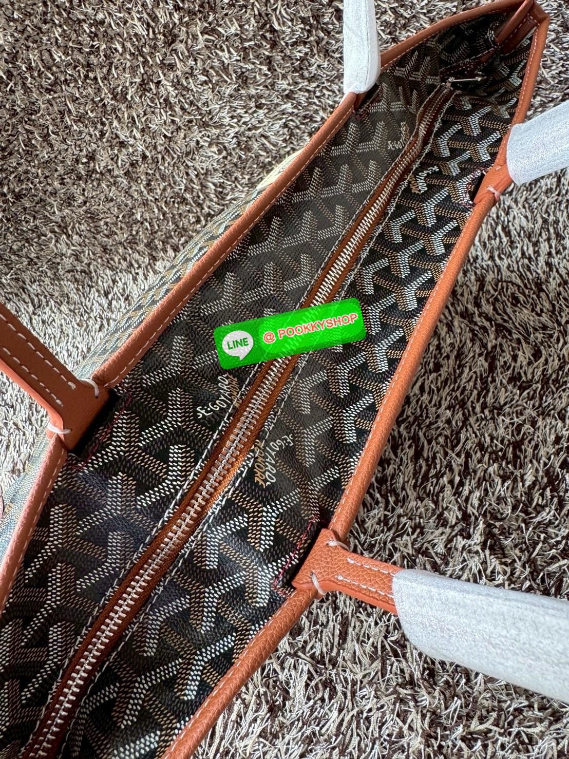 Goyard Artois MM Bag กระเป๋า Artois MM เป็นกระเป๋าที่มีซิปด้านบนเพิ่มคงามปลอดภัย ภายในพื้นที่กว้างเพื่อจัดระเบียบข้าวของของคุณ มันโดดเด่นด้วยฐานด้านล่างทั้งสองมุมเย็บต่อด้วยหนังใช้งานในแบบทางการหรือกึ่งทางการก็ได้