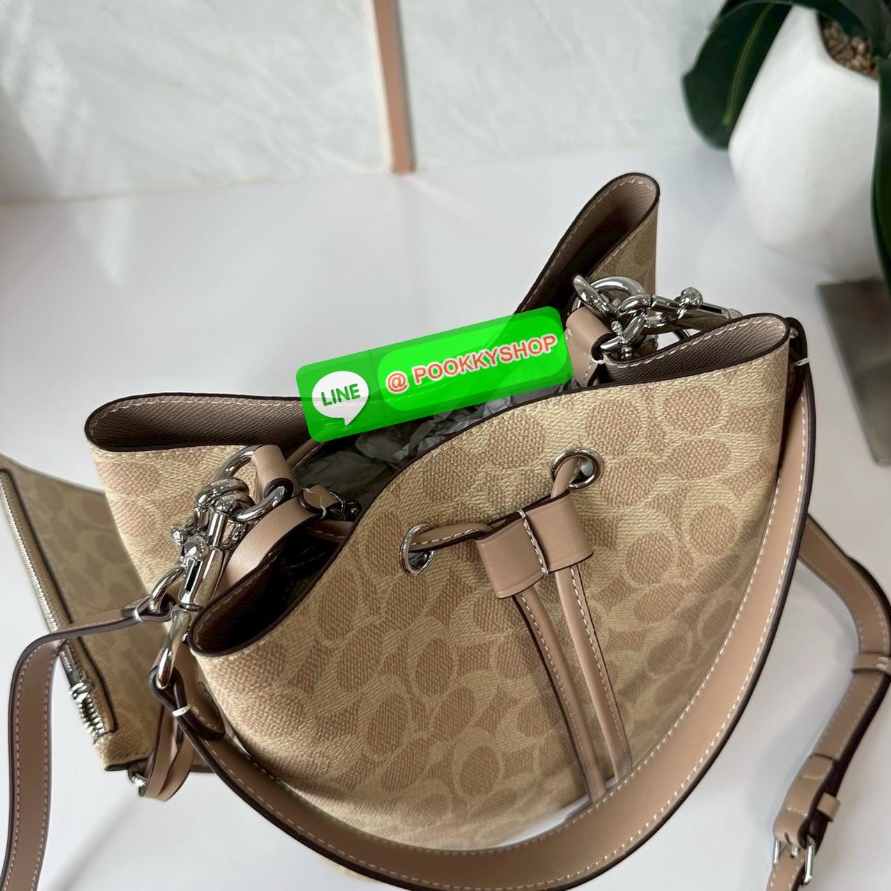 Coach Roan Bucket Bag Signature Canvas CBH07 กระเป๋าทรงบัคเก็ตใบเก๋ ดีไซน์คลาสสิก ลายซิกเนเจอร์สุดฮิต ใส่ได้ทุกโอกาส มาพร้อมสายสะพายปรับได้ ถอดได้ ใช้งานได้ทั้งสะพายไหล่ / crossbody / handheld