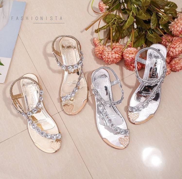 สินค้ามาเพิ่มพร้อมส่งค่ะ!! รองเท้าแม็กซี่รัดส้นสไตล์ลำลอง สโลปหน้าพื้น 3 c.m. ประดับเพชรเม็ดโตงานปักแน่นๆ ตัวรองเท้าทำจากหนัง pu เนื้อหนาโทนสีขับผิวดูวิ๊งวับมีออร่ามากจ้า พื้นรองเท้าเป็นยางเดินไม่ลื่น หัวรองเท้าแต่งอะไหล่โลหะลายฉลุสวยโดดเด่นสะกดสายตาสุดๆไ