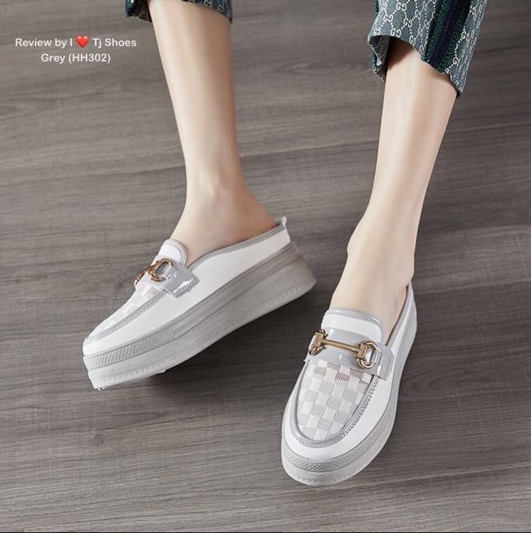 ที่สุดของความเกร๋ขายดีมากๆ ต้องยกให้คู่นี้จร้า!!! รองเท้าผ้าใบเพื่อสุขภาพ สุคคิ้วท์ สวมใส่ง่าย ทรงสวย พื้นยางอย่างดี รุ่นนี้ใส่แล้วเท้าไม่อับชื้นน่ะคะ จับแมทกับชุดอะไรก็เกร๋แถมใส่ได้เรื่อยๆ สวยด้วยเพื่อสุขภาพเท้าที่ดีด้วย ควรมีไว้เป็นคู่โปรด เป็นรุ่นที่ทา