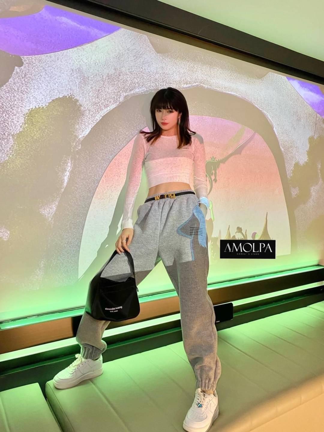 Detail : กางเกง Alexander งานใส่สบาย ชิวๆ แต่งเข็มขัดหัวทองด้านหน้า สวยยเริ่ดดดด งานแน่น ไม่เหมือนใคร ผ้าเก็บทรงสวย งานสวย ใส่แล้วพอดีตัว เข้ารูป ใส่สวยยยมากๆ สามารถใส่ได้ทุกโอกาส งานดีค่ะ แมทซ์กับอะไรก็สวย หรู ดูแพง ห้ามพลาดเลยน้า ป้าย Tag Alexander