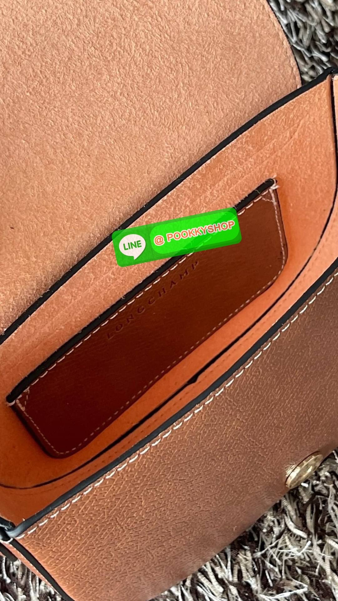 💕Longchamp Epure Crossbody Bag ด้วยรูปแบบที่ชวนให้นึกถึงฝาพับของ Le Pliage กระเป๋าสะพายข้างขนาดเล็กใบนี้มีทั้งความอ่อนเยาว์และความเป็นผู้หญิงในเสน่ห์ของมัน โดดเด่นด้วยรูปทรงกระเป๋าแบบอานม้า ยกย่องให้กับตำนานนักขี่ม้าของ Longchamp EPURE สายสะพายซึ่