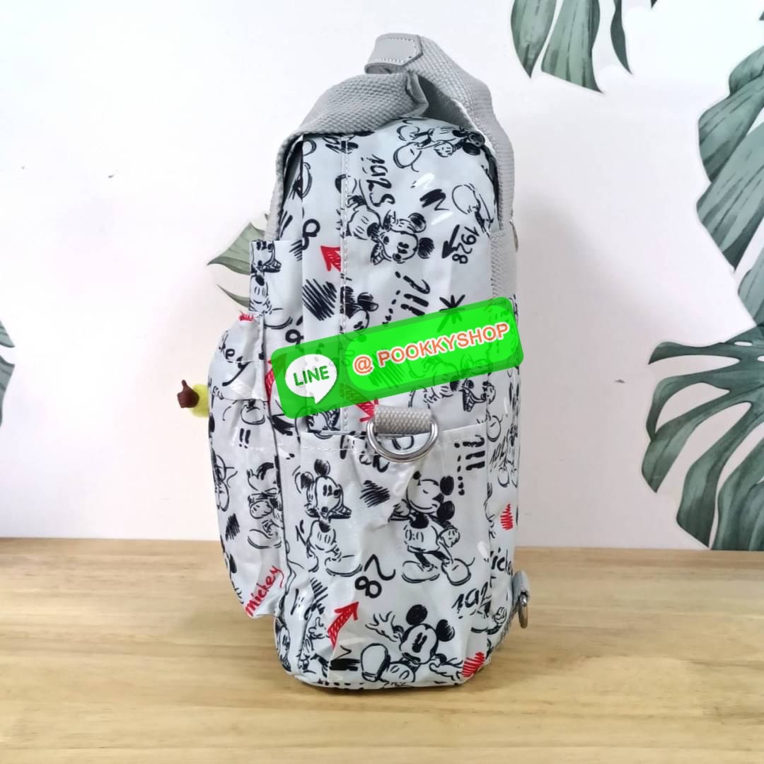 KIPLING 3 WAYS MINI BACKPACK ซับในลายตาราง กระเป๋าสะพาย 3 Ways รุ่นใหม่ วัสดุ Nylon & Polyester 100% หูหิ้วหนังปั๊มชื่อแบรนด์ สายสะพายยาวเลื่อนปรับได้ free size และ สามารถถอดได้ สามารถถือหรือสะพายได้ จะสะพายไหล่ สะพายเฉียง Crossbody หรือจะคล้องสายเป็นเป้ส