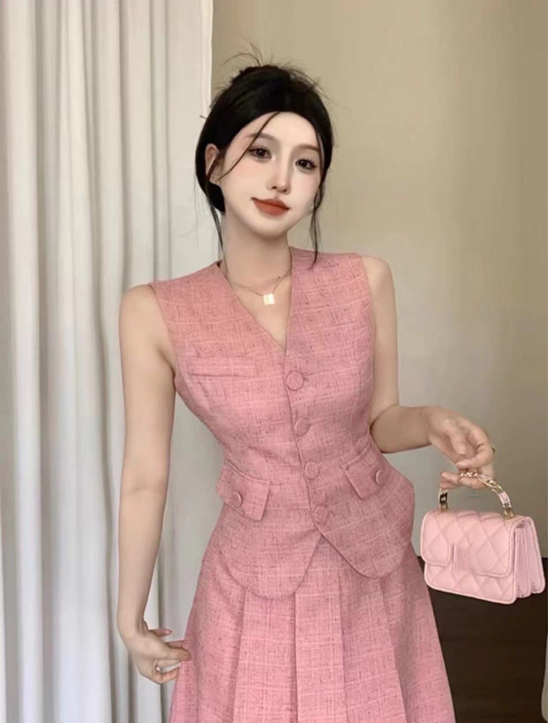 เซ็ตเสื้อแขนกุดผ้าทอสีชมพูมาคู่กับกระโปรงจีบบานตัวยาว