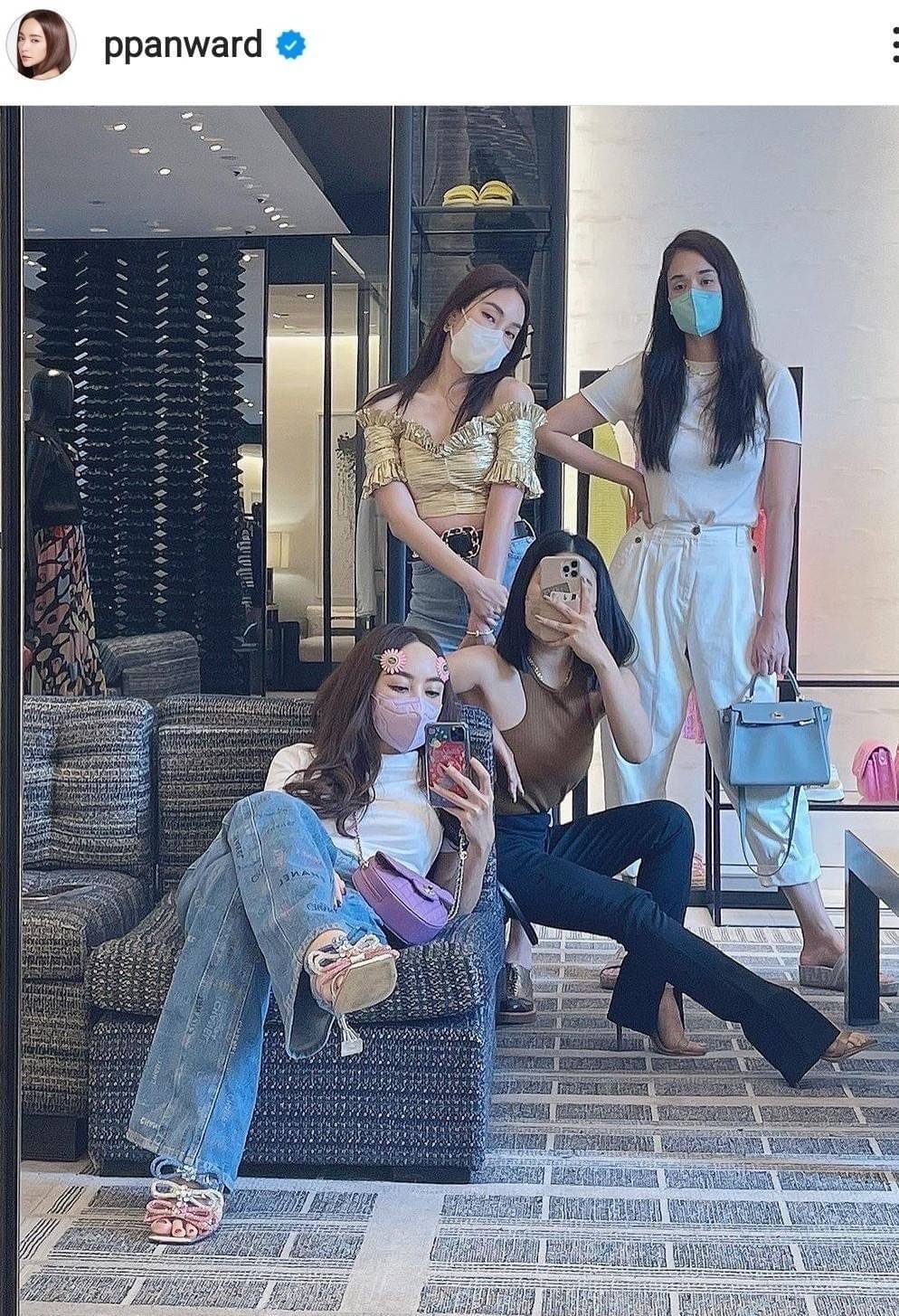 สินค้าเข้าพร้อมส่งค๊า บอกเลยว่ารุ่นนี้ สวยแบบต๊าซซ มากแม่ รองเท้า ส้นสูง 3.5 นิ้ว ตัวส้นเก๋มากก งานทรงสวม คาดสายซีลีโคนนิ่ม แต่งริบบิ้นเพชร วิบวับมากกก งานไฮเอน คุณภาพเริ่ดมากกก ซื้อก่อน ใส่ก่อน สวยก่อนน๊า อย่ามัวรีรอ เพราะความสวยรอไม่ได้นะค๊า