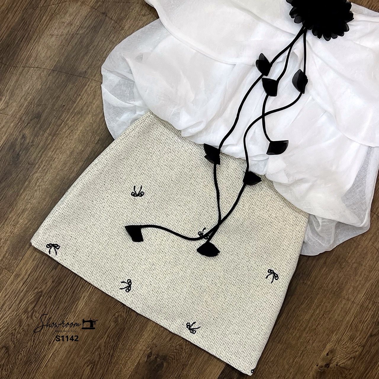 ชุดเซทแฟชั่น เซ็ตเสื้อเกาะทรงบอลลูน มาพร้อม accessories ดอกไม้สีดำประดับชุดดูมีดีเทล