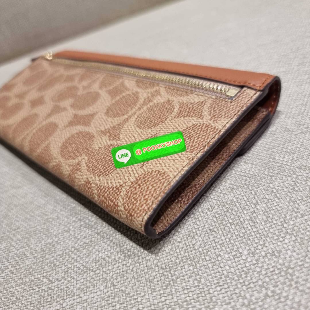 COACH 31547 SOFT WALLET IN COLORBLOCK SIGNATURE CANVAS คัมแบคแล้วน้า กับไอเท็มหายาก กระเป๋าสตางค์ใบยาวแบบพับ ขนาดกำลังสวย ดีไซน์คลาสสิคเอกลักษณ์ วัสดุหนังแคนวาสเคลือบลาย เปิด-ปิดด้วยกระดุม ภายในใส่บัตรได้เยอะ ใส่ธนบัตรได้สบายๆ ใบจริงสวยปังทุกสี ใครมองหากร