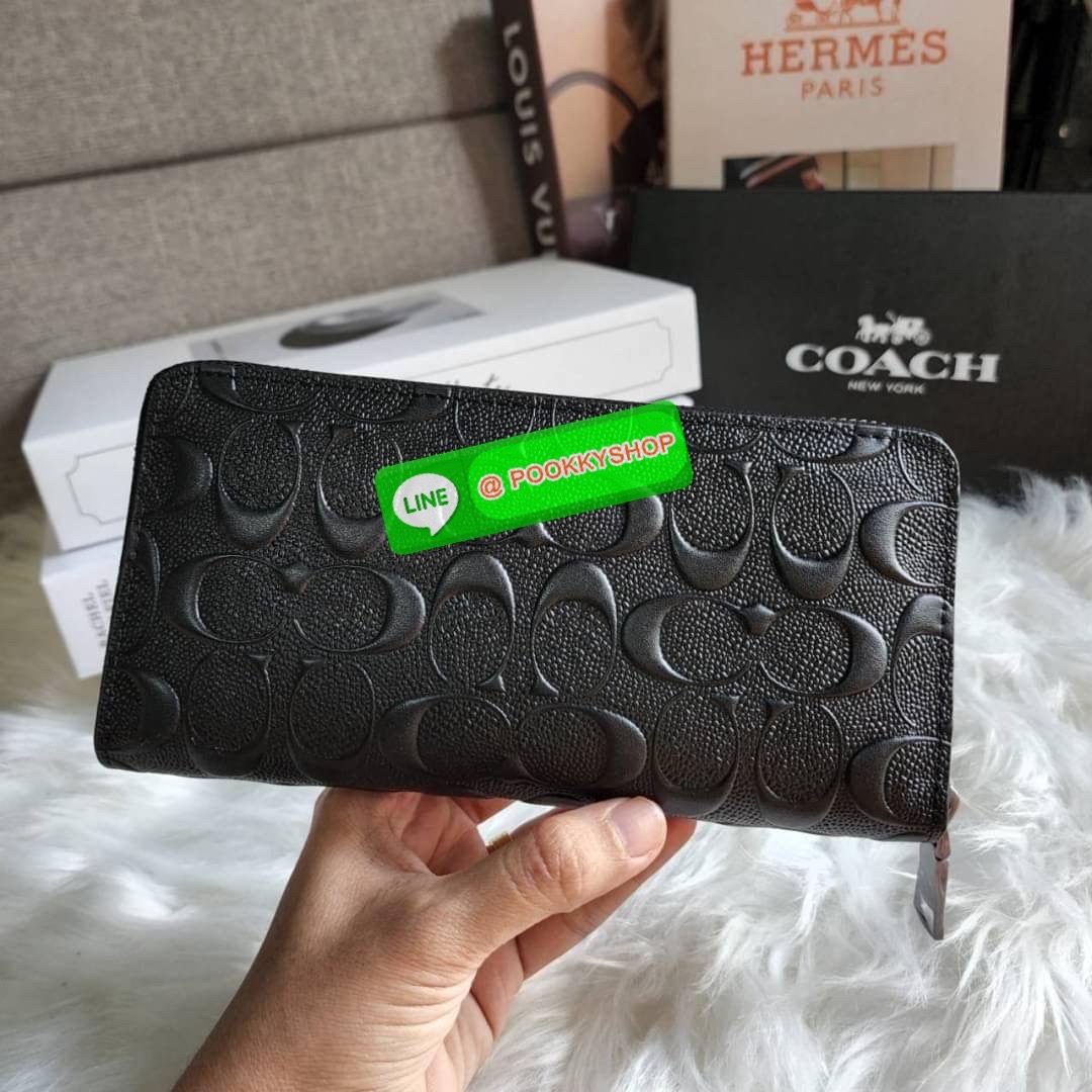 COACH ACCORDION WALLET IN SIGNATURE LEATHER (COACH F58113 ) กระเป๋าสตางค์ลาย C นูน แบบซิปรอบ เหมาะสำหรับคนที่ชอบกระเป๋าสตางค์แบบใบยาว วัสดุหนังแท้ เปิดปิดด้วยซิปรอบ ใส่บัตรเครดิตได้ 12 ใบมีช่องซิปตรงกลางใส่เหรียญ สามารถใส่โทรศัพท์มือถือได้