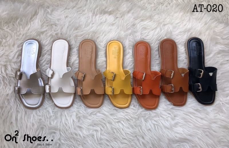 Hermès sandal เข้าแล้วค่ะ..แตะ Hermès รอบนี้หนังดีเวอร์ พื้นปั้มแบรนด์ปั้มนูนชัดแจ๋ว พื้นนิ่มใส่สบาย สวยเบอร์แรงรอบนี้ห้ามพลาดเลยจ้า **รูปสินค้าถ่ายจากงานจริง
