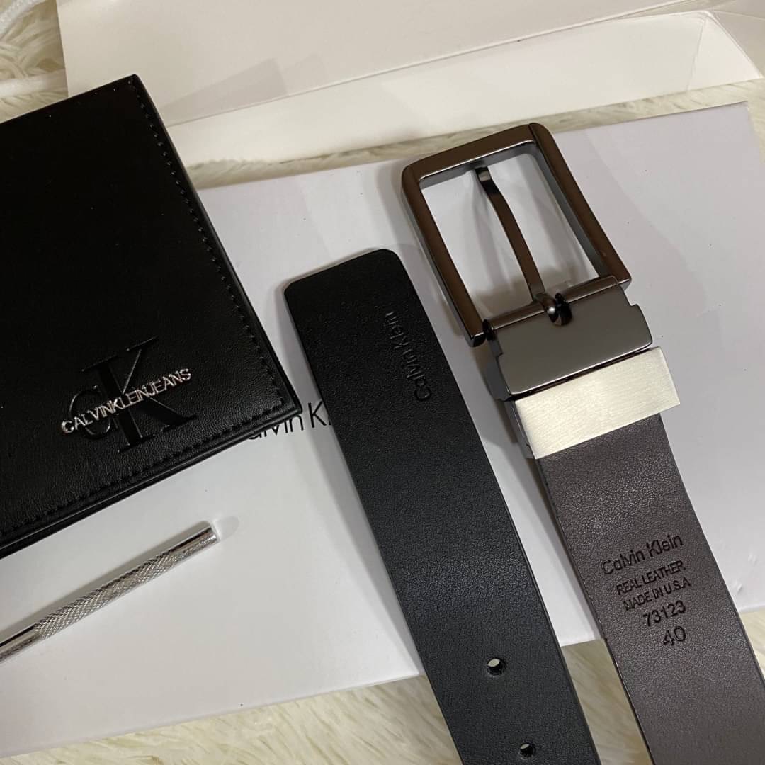 Calvin Klein Leather Belt & Wallet Set Setกระเป๋าสตางค์+เข็มขัด กระเป๋าสตางค์ด้านหน้าตกแต่งด้วยโลหะโลโก้แบรนด์ มีช่องใส่บัตร ช่องใส่ธนบัตร 2 ช่อง เข็มขัดหนังแท้ปั๊มแบรนด์ สามารถสลับใช้ได้ทั้ง 2 ด้าน เข็มขัดปรับระดับได้ 5 ระดับ มาพร้อมที่เจาะรูจ้า