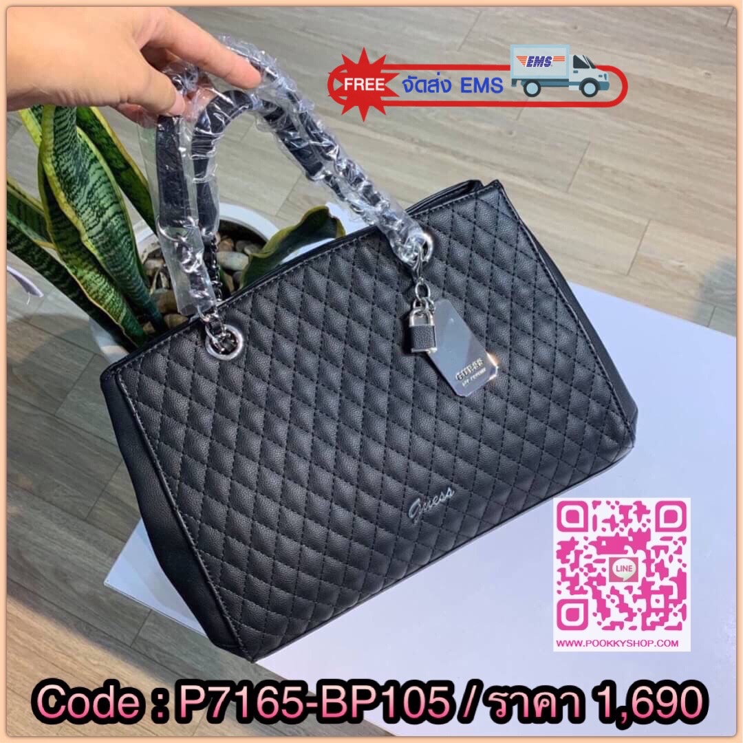 GUESS LOVE BIRD QUILTED SATCHEL กระเป๋าถือหรือสะพาย วัสดุ PU คุณภาพดี นิ่ม น้ำหนักเบา อะไหล่เงินทั้งใบ ด้านหน้าประดับด้วยโลโก้แบรนด์สุดหรู เปิดปิดกระเป๋าด้วยกระดุมแม่เหล็ก ด้านในโล่งกว้างมีช่องเล็กสำหรับใส่ของหลายช่อง ซับในลายแบรนด์ สายสะพายยาวถอด-ปรับได้