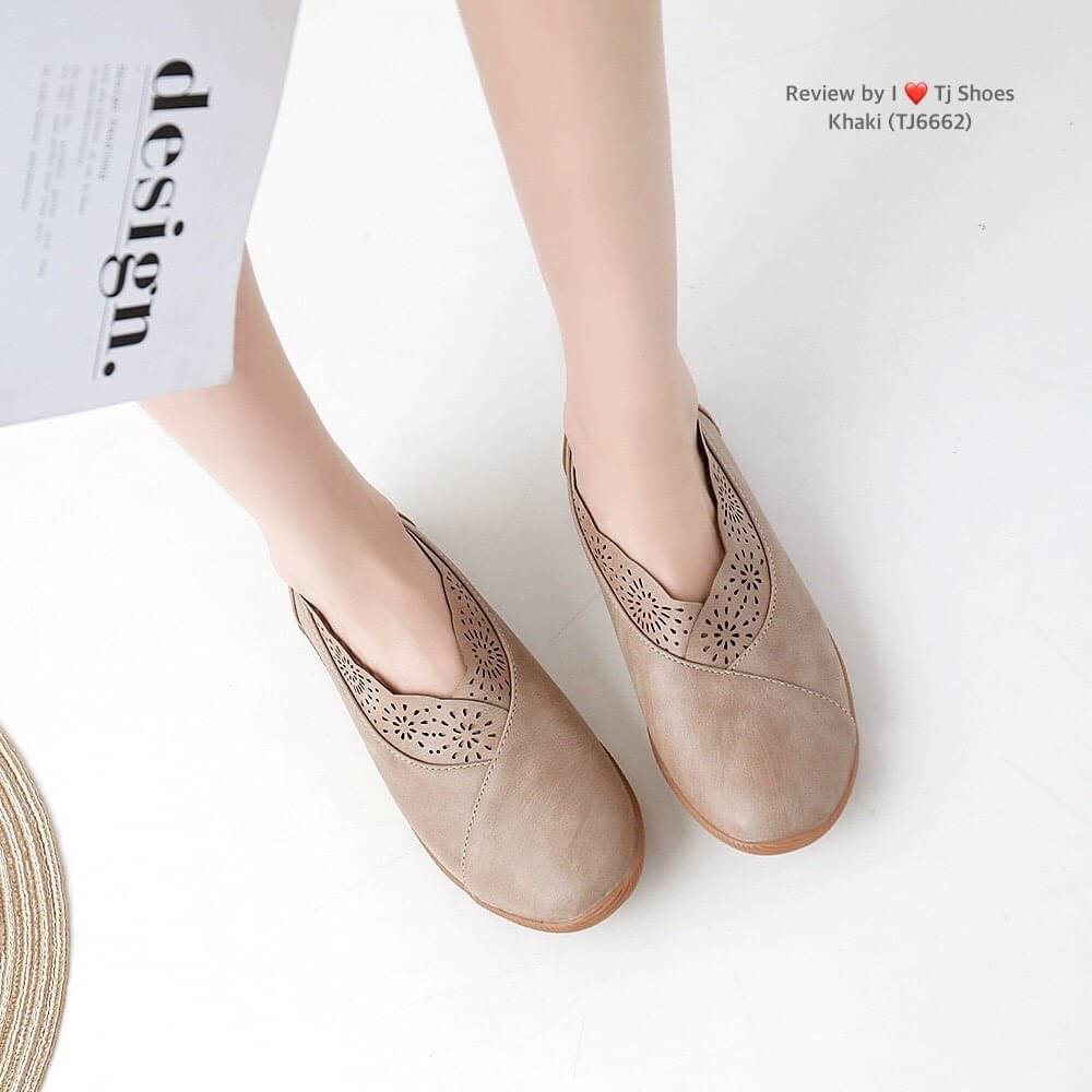 พร้อมส่งรองเท้าเพื่อสุขภาพ ที่ทั่งเกร๋ทั้งน่ารักสุดๆ รองเท้ารุ่นนี้เป็นงานสั่งทำพิเศษ หนังนิ้มนิ่ม มีรูระบายอากาศใส่แล้วเท้าไม่อับ น้ำหนักเบา ใส่นุ่มเดินทั้งวันได้สบายมากๆ ส้นยางเกรดพรีเมี่ยมอย่างดี แมทกับชุดอะไรก็เกร๋ เป็นรุ่นแนะนำ ซื้อไปรับรองไม่ผิดหวัง