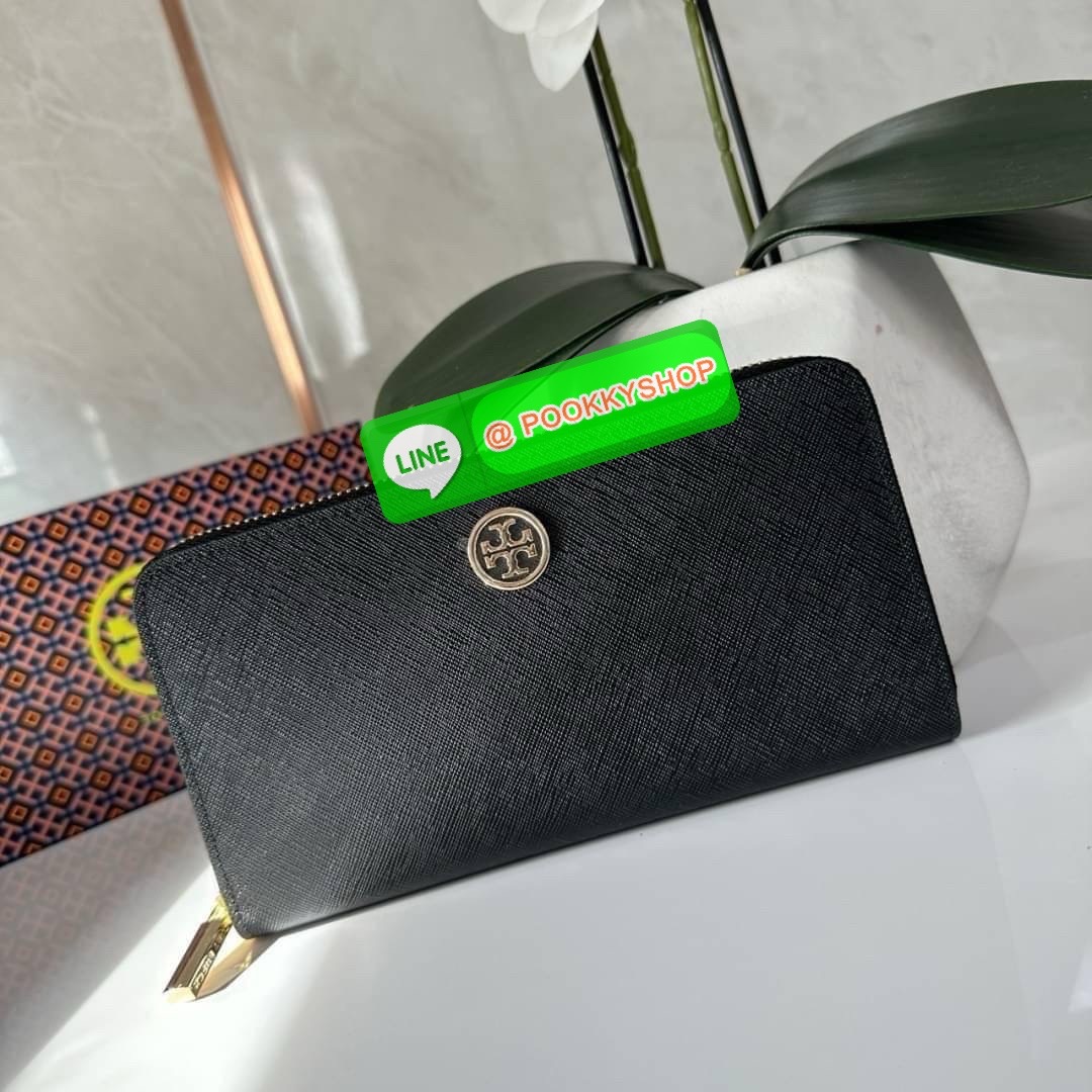 TORY BURCH ROBINSON MULTI GUSSET ZIP CONTINENTAL WALLET กระเป๋าสตางค์ใบยาว แบ่งสัดส่วนด้วยช่องซิปตรงกลางสำหรับใส่เหรียญ มีช่องใส่บัตร และใส่ธนบัตรได้ วัสดุหนังแท้ เปิด-ปิดกระเป๋าแบบซิปรูด ใส่โทรศัพท์มือถือได้ วันชิวๆพกกระเป๋าสตางค์ใบเดียวสะดวกมากค่ะ