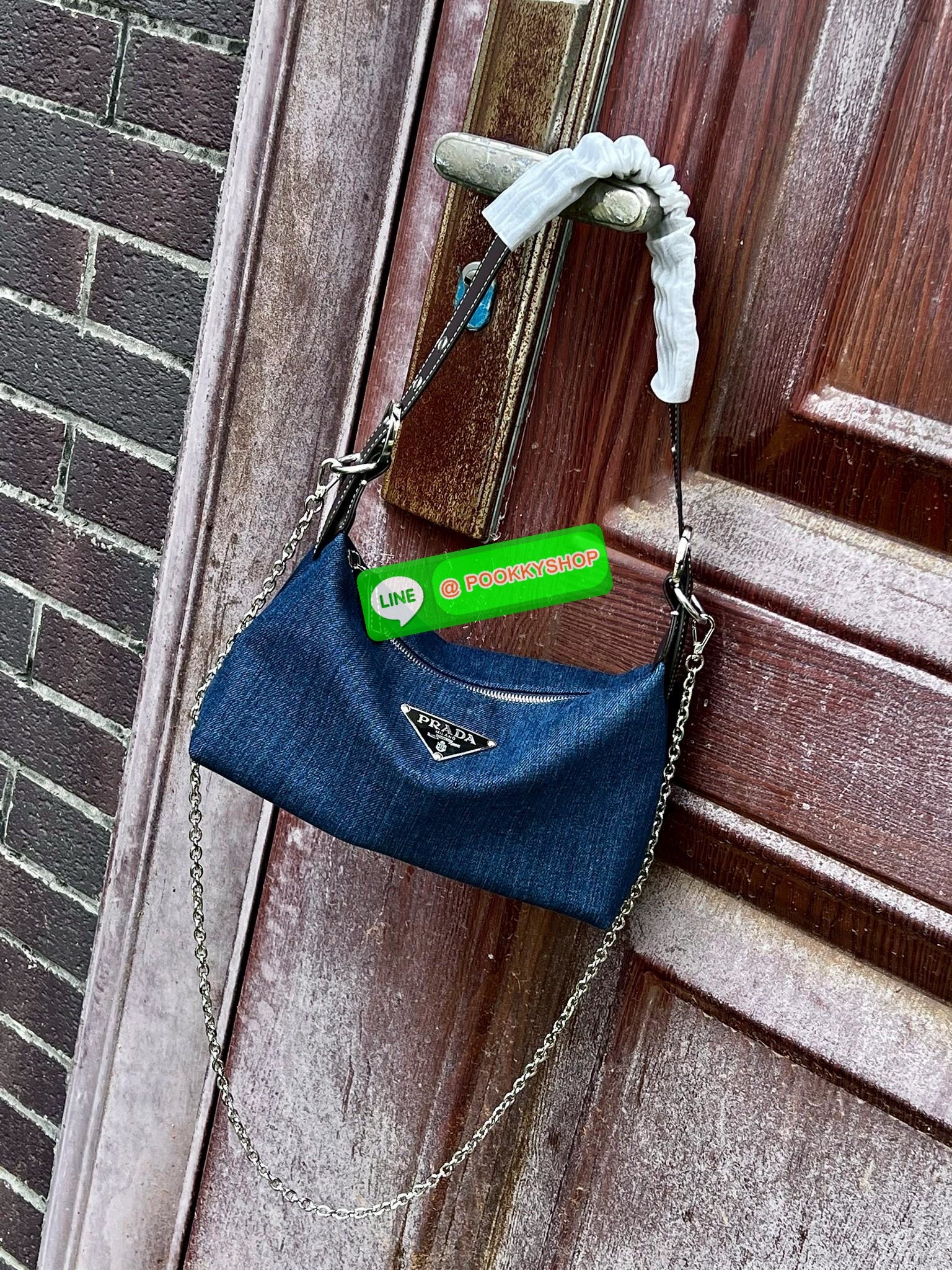 **สินค้าเข้าใหม่** ทางนี้ค่าาสาวๆ สวยเกินจะห้ามใจไหว! NEW IN! PRADA HOBO HANDBAG//SHOULDER DENIM BAG 🔖พร้อมส่งา แม่ค้าเองก็จับไม่วางแล้ว1ค่าา สวยจริงๆ กับPrada denim วัสดุยีนส์หนานิ่มตัดขอบหนังอย่างดี ทรงสวยมากๆค่ะ หูหิ้วสายหนังในตัว คล้องไหล่ได้