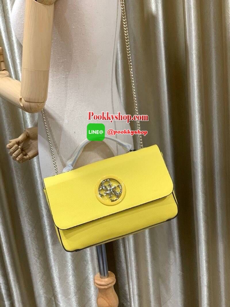 Guess Open Road Crossbody bag กระเป๋าสะพายข้างรุ่นใหม่ชนช้อปจากGuess สะพายได้ทั้งสายคู่และสายเดี่ยวในสไตล์ครอสบอดีร์ก็ได้ สายสะพายโซ่ต่อหนังไม่เจ็บบ่า วัสดุหนังsynthetic เปิดปิดด้วยกระดุมแม่เหล็ก2ตำแหน่ง ภายในใช้งานหลัก ช่องมือถือ และช่องซิป ใส่มินิไอแพค/