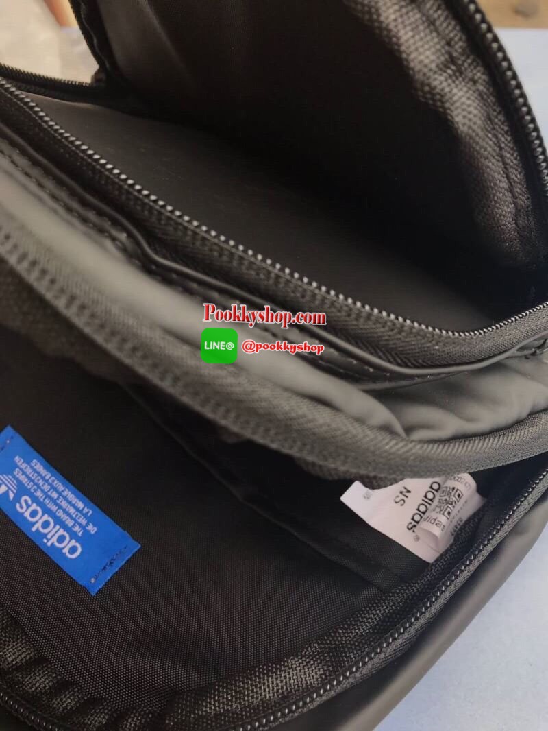 Adidas Expect Originals Bag กระเป๋าสะพายคาดอก ขนาดกลาง วัสดุหนังpu หนังนิ่ม กันน้ำได้ ด้านหน้าสกรีนโลโก้แบรนด์ มีช่องซิปใหญ่ใช้งานได้2ช่อง ภายในมีช่องแยกใส่มินิไอแพค หรือกระเป๋าสตางค์ทรงยาว สายสะพายปรับความยาวได้ฟรีไซส์ ใช้ได้ทั้งผู้หญิงและผู้ชายเท่ๆเลยคร