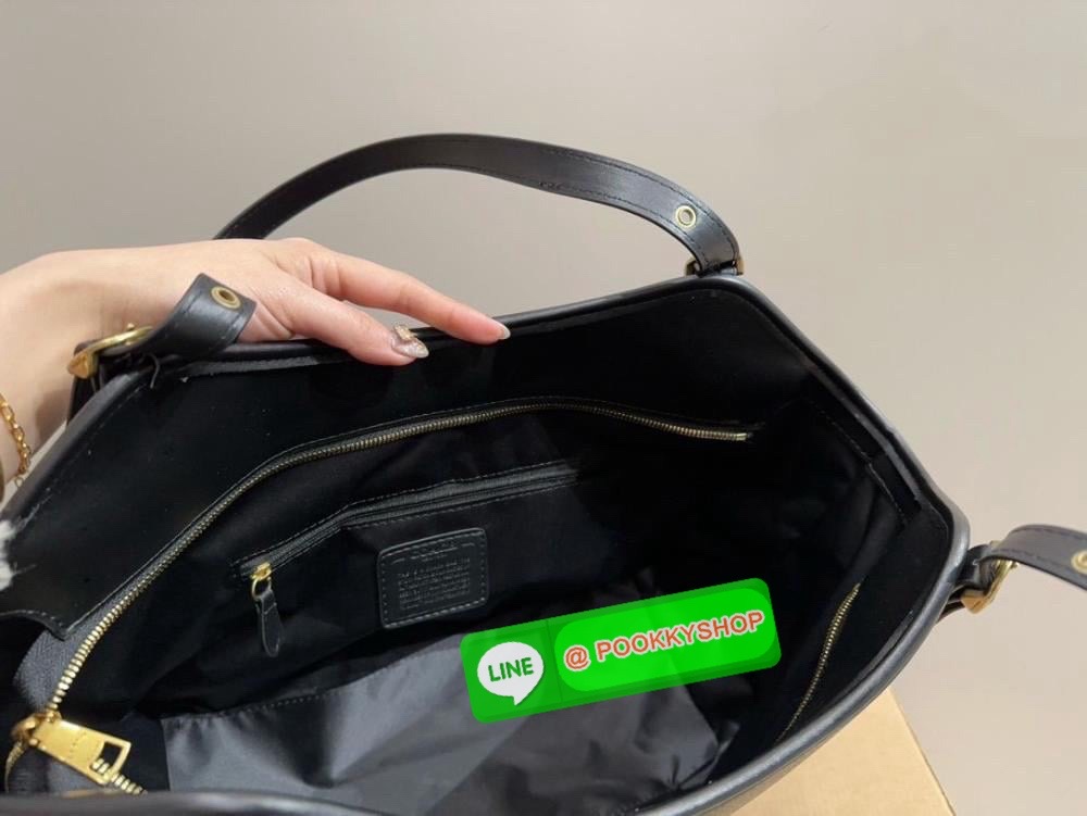 รุ่น: Coach CM076 – Gallery Tote In Signature Canvas • รายละเอียด: กระเป๋าทรง Tote รุ่น Gallery ลาย Signature Canvas คลาสสิก ตัดขอบหนังแท้สีดำเข้ม สายสะพายคู่ปรับระดับได้ ภายในกว้าง ใส่ของทำงานหรือเรียนได้สบาย มีช่องซิปหลัก 1 ช่อง และช่องเสริมด้านในอีกหลา