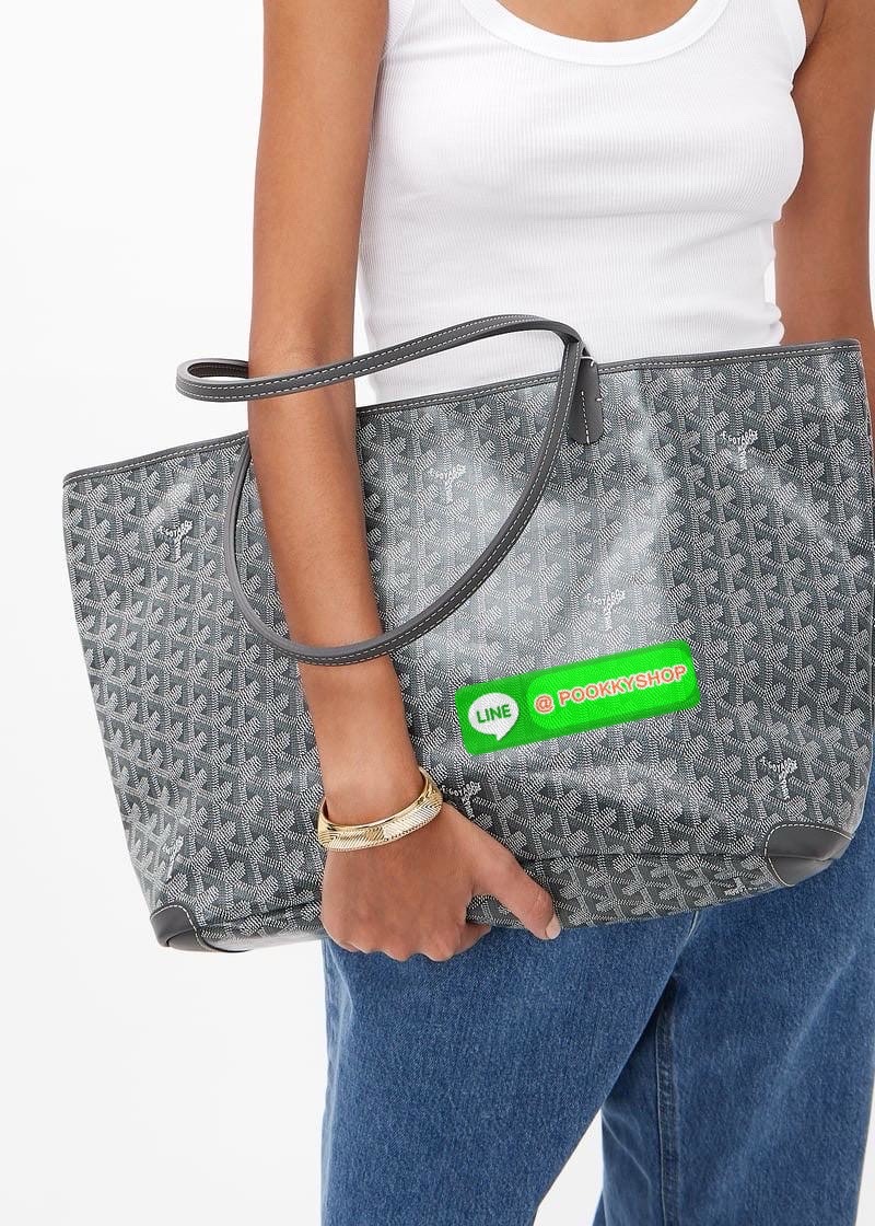 Goyard Artois MM Bag กระเป๋า Artois MM เป็นกระเป๋าที่มีซิปด้านบนเพิ่มคงามปลอดภัย ภายในพื้นที่กว้างเพื่อจัดระเบียบข้าวของของคุณ มันโดดเด่นด้วยฐานด้านล่างทั้งสองมุมเย็บต่อด้วยหนังใช้งานในแบบทางการหรือกึ่งทางการก็ได้