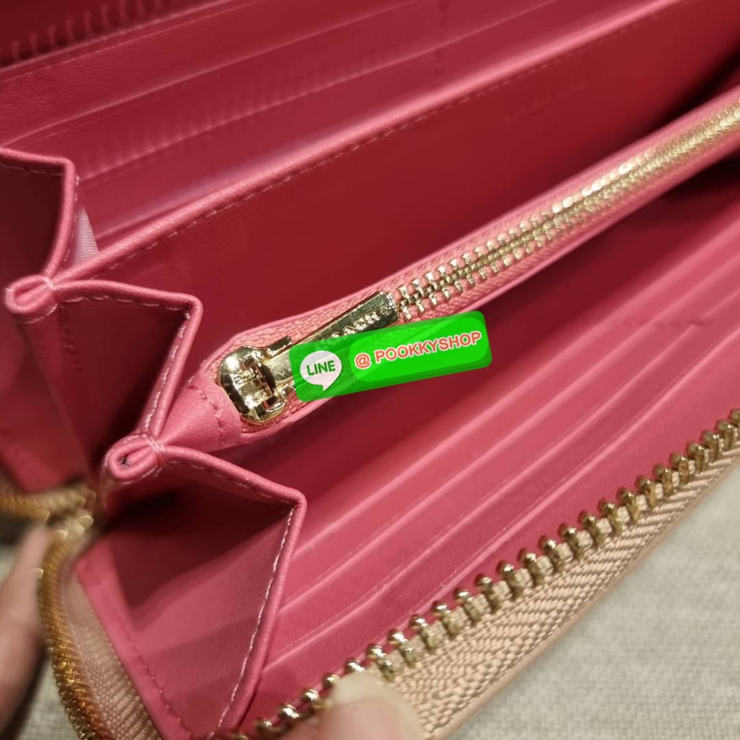 COACH C8313 LONG ZIP AROUND WALLET WITH SIGNATURE JACQUARD WITH STRIPES พร้อมเสิร์ฟความเลิศหรู ใหม่ล่าสุด กระเป๋าสตางค์ใบยาวกึ่งคล้องมือ ดีไซน์ผู้ดี๊ผู้ดี รุ่นขายดี ถือใช้คือขับผิวสุด!! วัสดุผ้า jacquard ลวดลายดูแพง มาพร้อมสายคล้องมือ ถอดออกได้ ภายในใส่บั