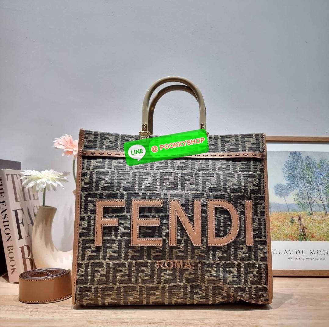NEW IN!! FENDI SHOPPING TOTE BAG กระเป๋าถือ/สะพายไหล่ ทรงสวย หรู ดูโดดเด่น ดีไซน์ทันสมัย วัสดุผ้าท็อปแคนวาสปั๊มลายแบรนด์รอบใบ ภายในโล่งกว้างมาก มาพร้อมหูจับในตัวและสายสะพายไหล่ ใช้งานได้ 2IN1 ✔️ ใบนี้จุของได้เยอะมากๆ เหมาะกับสาวๆที่สัมภาระเยอะ หรือ