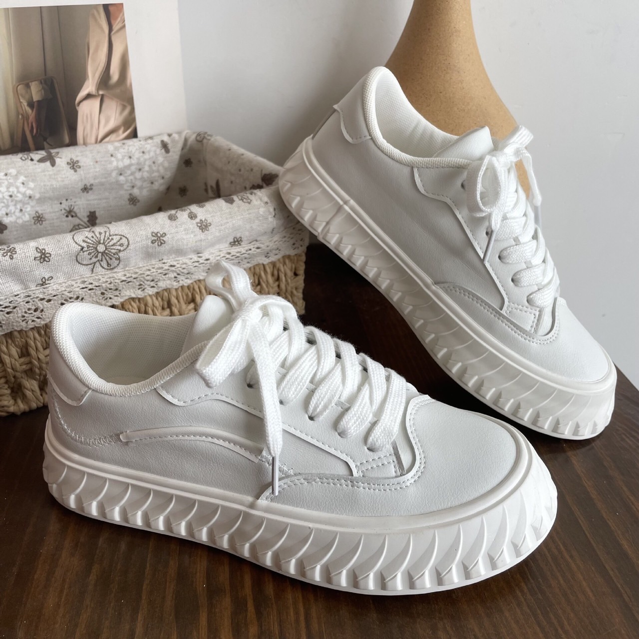 สินค้าขายดี พร้อมส่งค๊าา sport shoes รองเท้าผ้าใบ งานแฟชั่นงานเกรดพรีเมี่ยม พื้นนิ่มมากคะ 👟 ใส่สบายจะแมตช์กับกางเกง👖หรือกระโปรง👗ก็ได้ค่ะ แม่ค้าคอนเฟริม ห้ามพลาดเลยจ้าตัวนี้แนะนำ อย่าช้ารีบเลย