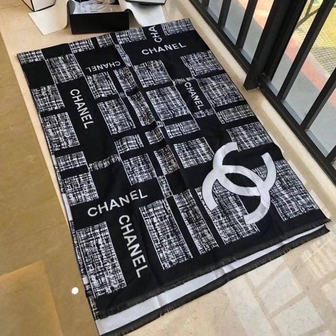 Chanel Shawl Wrap Scarf (With Box) ผ้าคลุม ผ้าพันคอ เนื้อนุ่ม Chanel VIP Premium Gift มาพร้อม กล่องแบรนด์ กระดาษของขวัญแบรนด์ ถุงกระดาษแบรนด์ ริบบิ้น ดอกคามิเลีย จะซื้อใช้เอง ก็ควรมีติดตู้ หรือ เป็นของขวัญก็เหมาะสุดๆ ไปเลยค่า