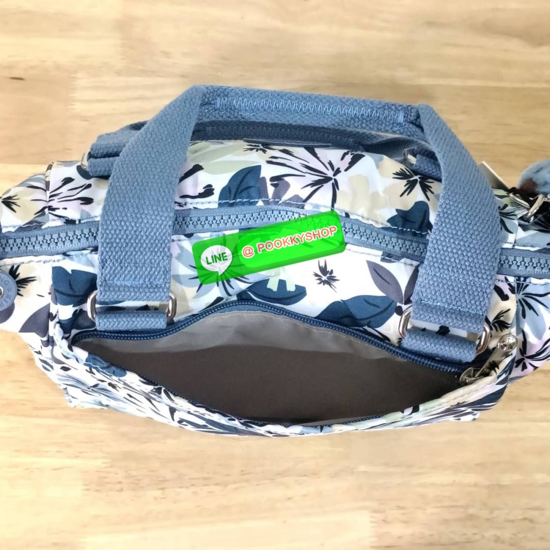 KIPLING AMIEL Medium Handbag กระเป๋าถือหรือสะพาย วัสดุ Nylon + Polyester ช่องหลักเปิด-ปิดด้วยซิป โล่ง กว้าง สามารถจุของได้เยอะ ด้านในมีช่องใส่ของทั้งซ้ายและขวา ด้านหลังมี ช่องลึกอีก 1 ช่อง พร้อมสายสะพายยาวปรับได้ free size เหมาะกับวันไปทำงาน วันสบายๆ สามา