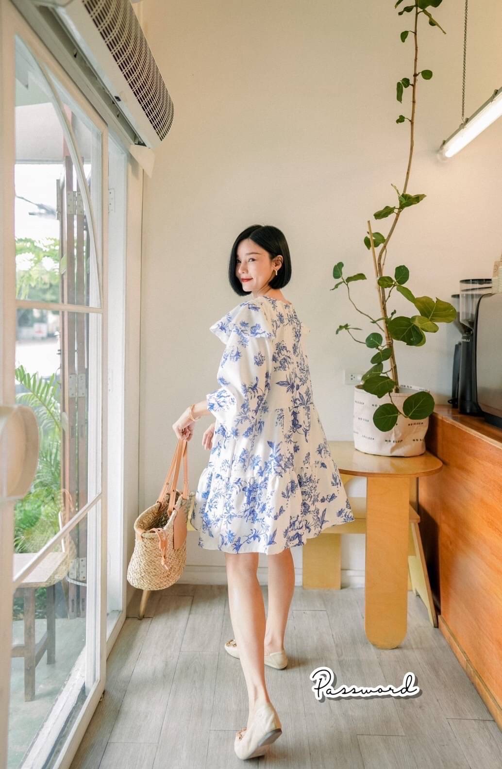 เดรสแขนพองผ้าเนื้อนุ่มเย็นสบาย ลายดอกโทนฟ้าขาว สีสวยสบายตา คอปกระบายน่ารักกก ลูกค้ารูดความกว้างช่วงคอผูกโบว์เข้าได้ตามชอบเลยนะคะ งานมีซับใน ใส่ไปทริปไหนก็สวยชิลค่ะ
