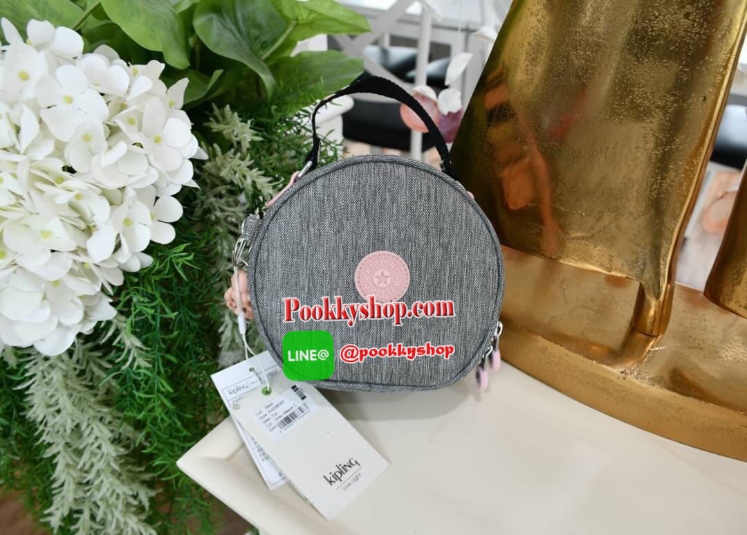 Kipling mini crossbody bag กระเป๋าสะพายข้างสไตล์น่ารักๆ ทรงกลม อยู่ทรง หูกระเป๋าและสายสะพายแมทซ์กัน ถอดสายได้ มีพวงกุญแจลิงแบบ Rubber เปิด-ปิดด้วยซิป ด้านในมีช่องเล็ก 1 ช่อง ใบนี้คุณนู๋สุดๆ ได้ไปไม่ผิดหวังแน่นอนจ๊ะแม่