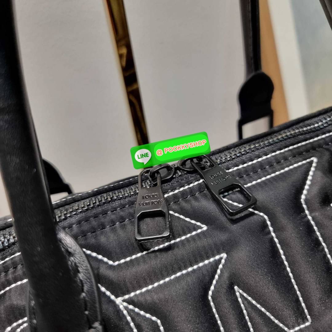 NEW IN LV KEEPALL SNOW BAG ใหม่ล่าสุดกับเวอร์ชั่นใหม่ สไตล์สปอร์ต กระเป๋าเดินทางสุดคลาสสิค ทึ่ใครๆก็เฝ้ารอ ไอเท็มที่จะทำให้การเดินทางไม่ธรรมดาอีกต่อไป ด้วยดีเทลความเป็นเอกลักษณ์ เรียบแต่หรู ดีไซน์ลายปักความเป็นเอกลักษณ์ผสาน ลวดลายโมโนแกรมฟลาวเวอร์ ลงบนผ้า