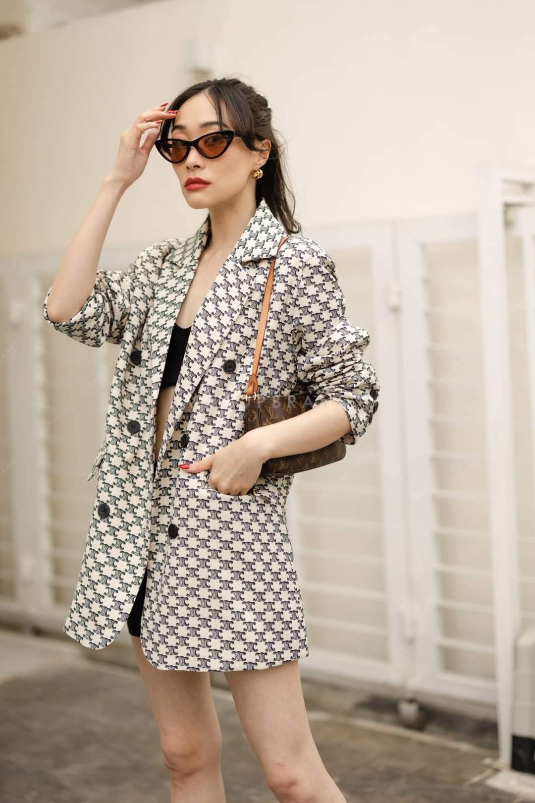 เบลเซอร์สูทสุดชิค ใส่คลุมแมทช์กับอะไรก็ให้ลุคสวย เก๋ เป็นสาวดูมีสไตล์ ด้วยผ้าสูทเนื้อดี รีดอัดกาวขึ้นทรงสวย คัตติ้งเนี้ยบ มีซับใน พิมพ์ลาย สุดปังมากเลยค่ะ งานสวยมากค่ะ