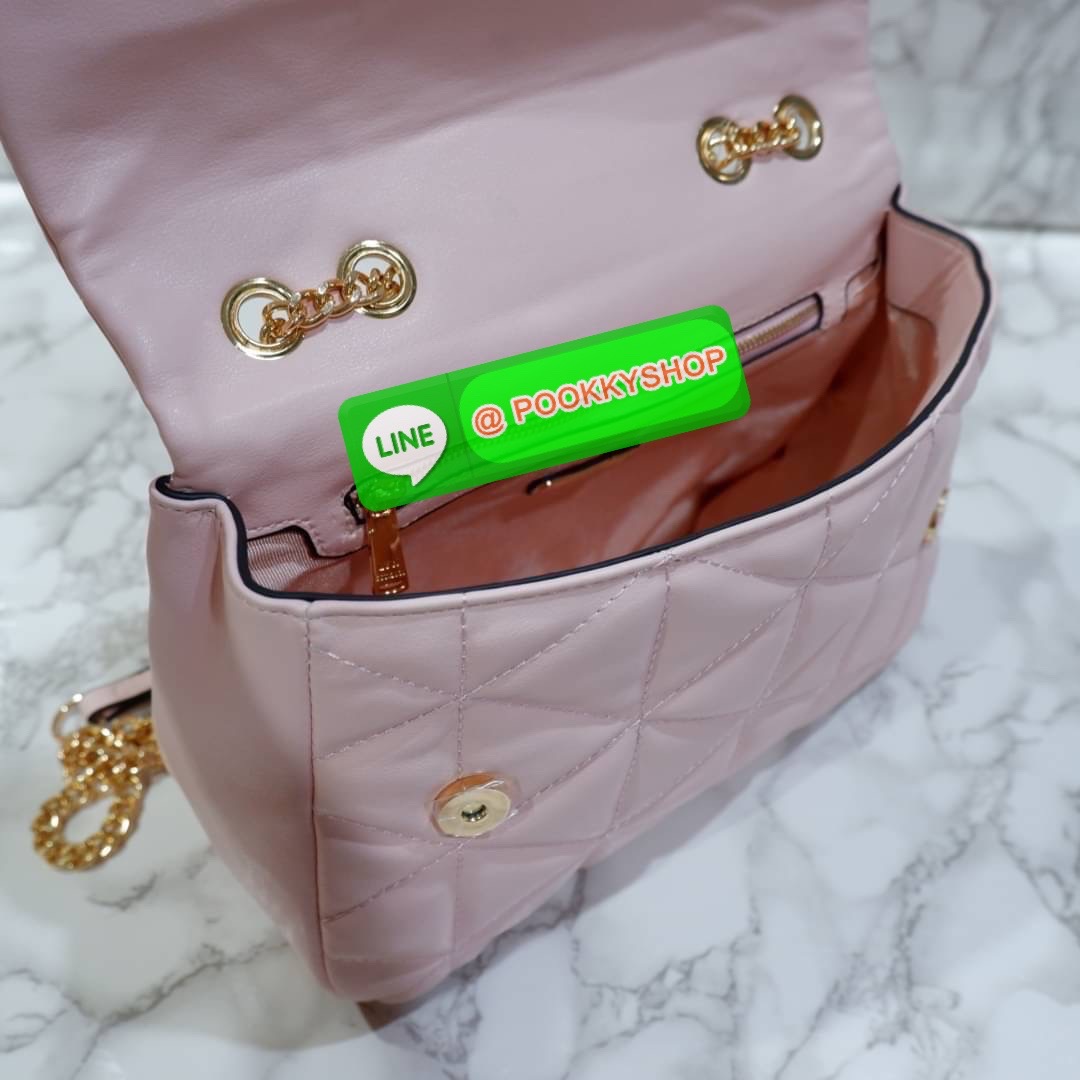 lyn มาแล้วจ้าา ใครสายลูกคุณหนู สวยหรูดูแพง ต้องรีบจัดแล้ว! กระเป๋าทรงเหลี่ยมใบใหญ่ จุของได้เยอะม๊ากกกก สายกระเป๋าเป็นโซ่สีทองปรับระดับได้ เปิด-ปิดด้วยกระดุมแม่เหล็ก ด้านหน้าปักหมุดlogo brand แอบกระซิบว่าถึงใบจะใหญ่แต่เบาสบายไม่ปวดไหล่นะจ๊ะ ด้านหลังมีช่องใ