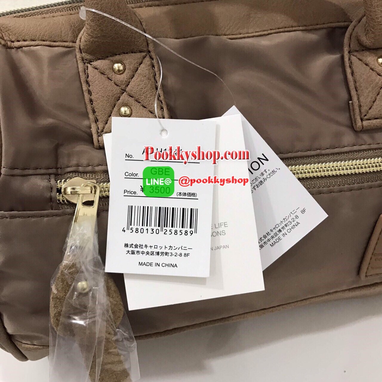 พร้อมส่ง 💁 Anello Boston Bag PU nylon รุ่นสุดฮิตแห่งปี Anello Boston Bag ใหม่ล่าสุด รุ่น PU หนังนิ่มสวย ผสมกับผ้าไนล่อน ลงตัวมากๆค่ะ ทรงนี้ฮิตอยู่แล้วพอมีรุ่นหนังนี้ออกมา รับรองว่าต้องฮิตมากๆค่ะ ทรงสี่เหลี่ยม ใบขนาดกลางกำลังดี มาพร้อมสายสะพายยาวที