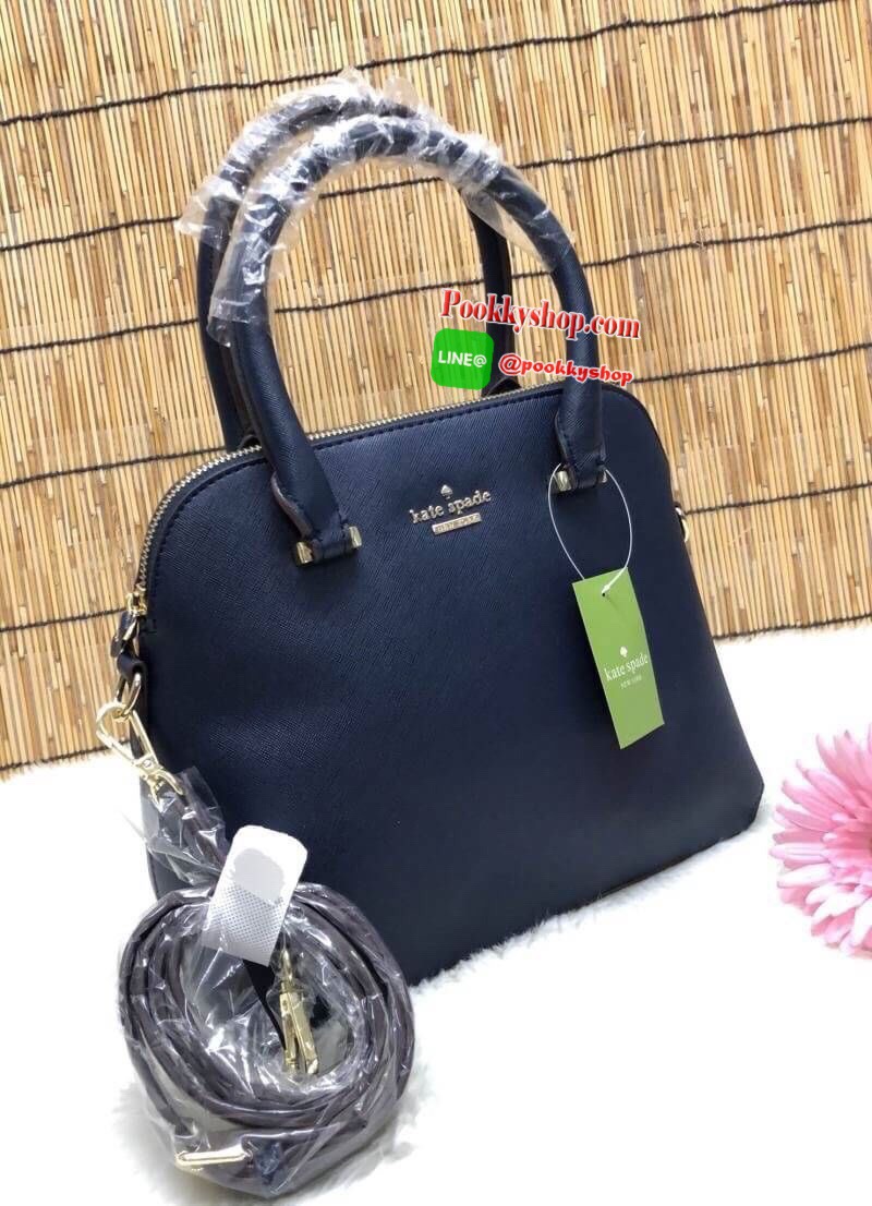 Kate Spade New York Saffiano Bag กระเป๋าถือหรือสะพายข้าง ลายหนังซาฟเฟียโน่ ทรงโดมสวย ด้านหน้ามีอะไหล่แบรนด์ เปิดปิดกระเป๋าด้วยซิป ภายในโล่งกว้าง ใส่ของจุทีเดียวค่ะ มีช่องซิปและช่องเล้กให้ใส่ของจุกจิกค่ะ มาพร้อมสายยาวถอดออกได้ปรับระดับได้มาด้วยนะค่ะ....รุ่